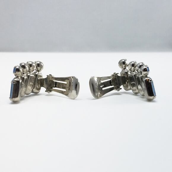Vintage WEISS Powder Blue Clip Earrings, Silver Tone 1950s Austrian Crystal - Picture 4 of 10